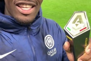 實(shí)至名歸！獨(dú)造四球的博尼賽后手持本場MVP獎(jiǎng)杯大喊：國米加油