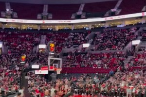 想啥呢？開拓者后衛(wèi)居然想隔扣楊瀚森，被小楊大帽拒絕！