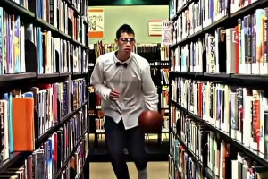 早已經(jīng)是人生贏家了！經(jīng)典廣告：哈佛學(xué)長林書豪籃球?qū)W習(xí)兩不誤！