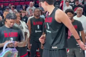 太可愛了??開拓者球迷嘉年華，楊瀚森背書包學(xué)跳舞