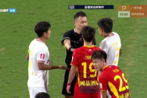 廣西球迷：主裁漏判點(diǎn)球?qū)е伦约仪騿T回防骨折??