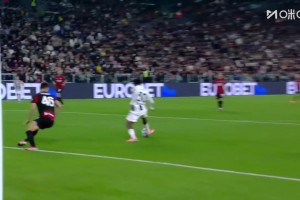 錯(cuò)失良機(jī)！戴維門前絕佳良機(jī)射門竟離譜滑倒了！