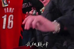這影響力！女博主珠姐手拿楊瀚森球衣現(xiàn)場(chǎng)教老外說(shuō)“楊瀚森牛皮”