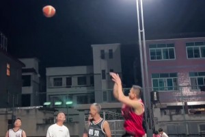 如果你在野球場(chǎng)有如此跳投技術(shù)，那幾乎就無敵了！