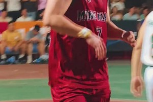 張明池現(xiàn)在混的有點(diǎn)慘啊，野球場(chǎng)上胖了一圈，展示空籃不進(jìn)