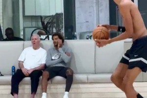 馬刺隊(duì)魂！波波維奇現(xiàn)身觀看文班亞馬訓(xùn)練三分??????