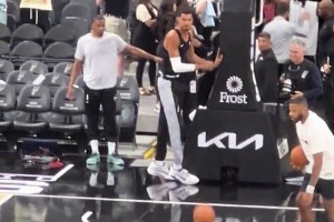 太輕松了吧，文班賽前表演胯下?lián)Q手風(fēng)車