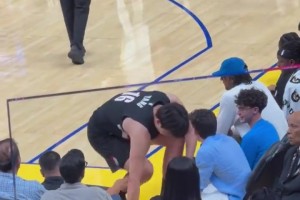 體力確實(shí)扛不??！楊瀚森被換下時(shí)，在場(chǎng)邊氣喘吁吁地往地上一坐