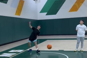 這彈跳可以?。?米85的趙維倫訓練中完成單臂劈扣