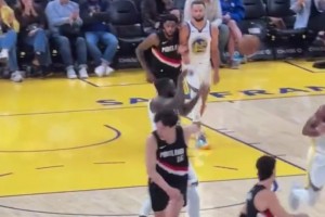 不是追夢絆的！這個(gè)視角可以清晰看到，是楊瀚森自己左腿絆右腿導(dǎo)致摔倒