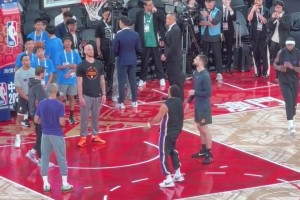 NBA中國賽現(xiàn)場，球迷捕捉到布克賽前熱身訓(xùn)練