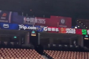 國產(chǎn)卡戴珊肘姐：卡戴珊來看布克打球了