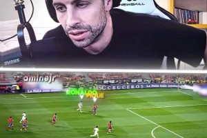 C羅狠狠地戲耍了皮克，賽后球衣也被皮克保存了