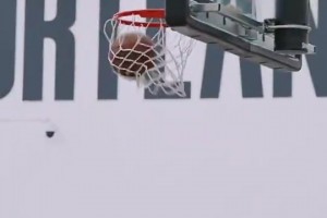 楊瀚森此前在球隊(duì)訓(xùn)練中就展示絲滑轉(zhuǎn)身過人上籃，今天又用上了！