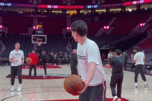 今天一記背運(yùn)過人帥翻全場(chǎng)！楊瀚森賽前熱身就已展示自己夢(mèng)幻腳步