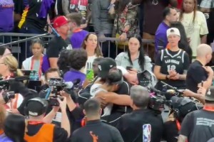 王牌4-0橫掃水星奪冠！阿賈賽后抱著男友阿德巴約慶祝！