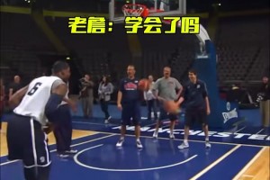 詹姆斯現(xiàn)場教學(xué)杜蘭特勾手投籃，場面很歡樂??