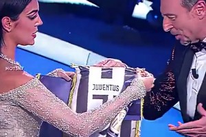 喬治娜和喜劇演員拿意大利國(guó)家德比玩梗，臺(tái)下C羅微笑鼓掌??