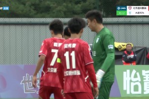 出擊被過(guò)掉后果斷選擇禁區(qū)外手球！若你是這位門(mén)將，你會(huì)怎么做？