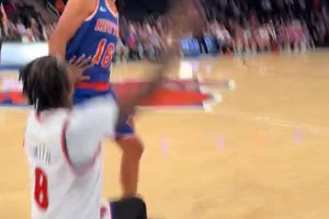 標(biāo)志性投籃+慶祝！JR在尼克斯名人賽上重現(xiàn)“天堂之門(mén)”??