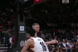 看著太爽了！網(wǎng)友在2K里操作楊瀚森打爆約基奇，各種大帽+暴扣