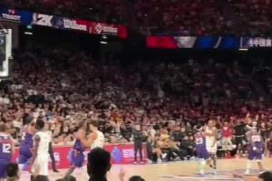 你們故意的吧??太陽(yáng)進(jìn)壓哨3分 全隊(duì)統(tǒng)一花里胡哨手勢(shì)慶祝