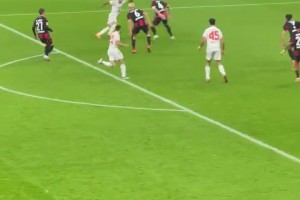 這球真的太不講理了！場邊視角看迪亞斯禁區(qū)內(nèi)爆射近角破門！