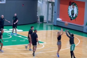 美女記者太吸引眼球了！凱爾特人球員和自家媒體來了一場(chǎng)PK