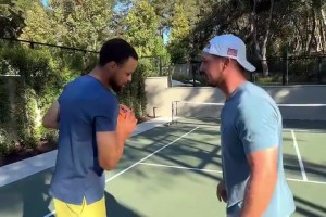 普通人和庫(kù)里單挑，真是毫無(wú)體驗(yàn)感的一件事??