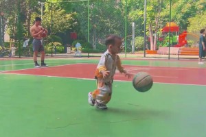 2歲小孩哥運(yùn)球上籃，這一看就是沒忘干凈啊??????