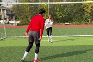 duang~兄弟這射門射得好射得準，一腳踢中了女足的屁股??