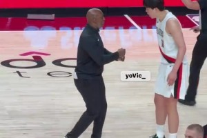 英語有長進(jìn)啊！比盧普斯暫停單獨(dú)指導(dǎo)，楊瀚森與其交流&點(diǎn)頭附和