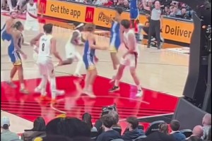 基本功！第四節(jié)楊瀚森體力嚴(yán)重下降，防守移動緩慢，但依舊沒失位，防下了這球