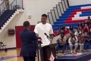 小賈高中球衣退役 火箭全隊(duì)到場(chǎng)支持