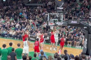 季前賽這么刺激的??綠軍中鋒蒂爾曼拋投絕殺猛龍！主場(chǎng)燃炸了！