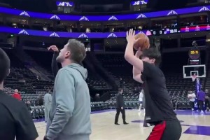 期待今天發(fā)揮！在斯普利特指導(dǎo)下，楊瀚森賽前熱身猛練小拋投??