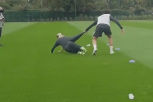 美顏一點(diǎn)也不憐香惜玉??！訓(xùn)練賽撞飛女足隊(duì)員，特里直呼黃牌