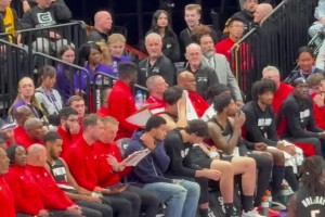 今天六犯離場有點(diǎn)委屈?。铄谔嫜a(bǔ)席上直接爆哭了????