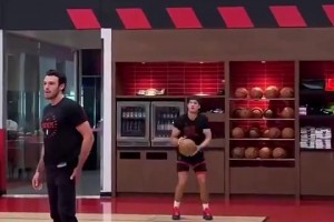 屬于是厚積薄發(fā)！謝潑德此前訓(xùn)練底角三分9中9！彈無(wú)虛發(fā)！