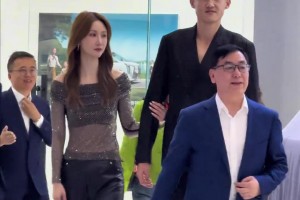 周鵬帶妻子提新車(chē)，這才叫郎才女貌