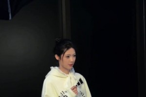 臺上臺下都是亮點?。∽孔R參加上海時裝秀活動 走到哪都是風(fēng)景線