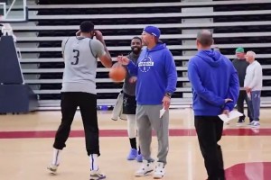 傷沒好，悠著點(diǎn)吧！??歐文訓(xùn)練時想和濃眉單挑，被基德及時制止