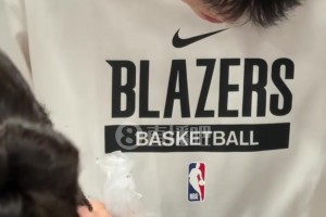 被團團圍??！楊瀚森為小球迷DIY甜品，涂醬涂得很認真~