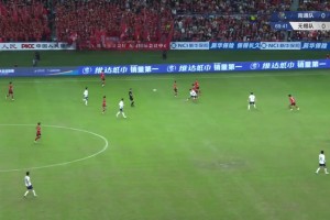 蘇超球員不惜冒受傷風(fēng)險(xiǎn)對(duì)腳，央視解說嘉遠(yuǎn)贊嘆：雙方真拼啊??