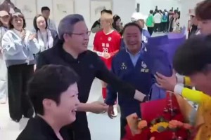 功臣！南通市委書記蘇超半決賽賽后給南通隊(duì)兩位門將送上鮮花?