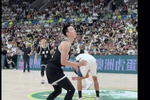 忍不住笑了！胡明軒想要分球外線，結(jié)果直接砸對手腦袋上??