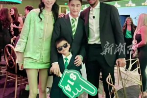 逆天大長(zhǎng)腿搶鏡！綠軍股東何猷君出席球隊(duì)慈善晚宴 與西蒙斯合影