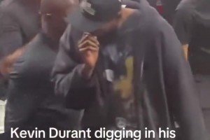 這味兒挺足！杜蘭特摳完鼻子后給球迷一個大力擊掌??????