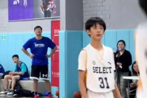 有點(diǎn)小帥?。【W(wǎng)友偶遇鄧超和孫儷看兒子打比賽~