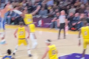 庫(kù)追默契無間！追夢(mèng)手遞手掩護(hù)擋住東契奇，助庫(kù)里三分一發(fā)入魂~